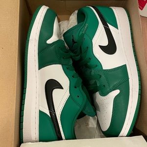 Air Jordan 1 Low GS “Pine Green” 7Y (8.5W)